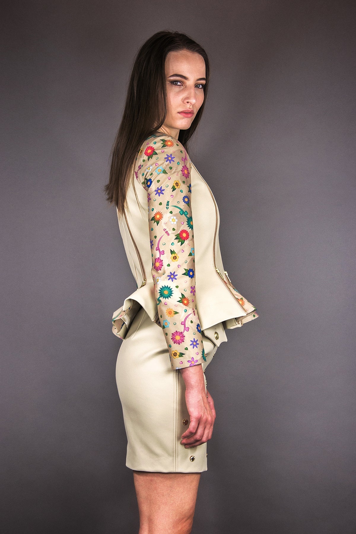 Mini - Rock aus veganem Lederimitat mit Schlitz „FLOWERS“ – beige - Manuel Essl Design