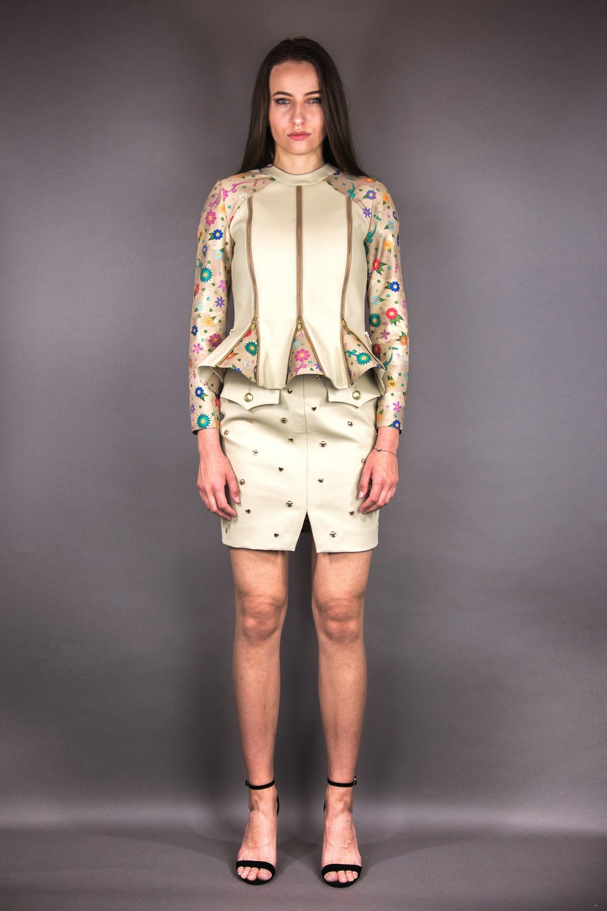 Mini - Rock aus veganem Lederimitat mit Schlitz „FLOWERS“ – beige - Manuel Essl Design