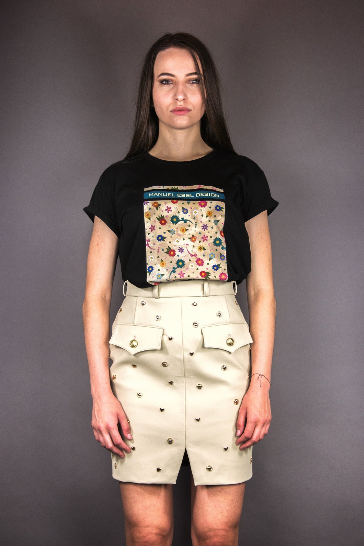 Mini - Rock aus veganem Lederimitat mit Schlitz „FLOWERS“ – beige - Manuel Essl Design