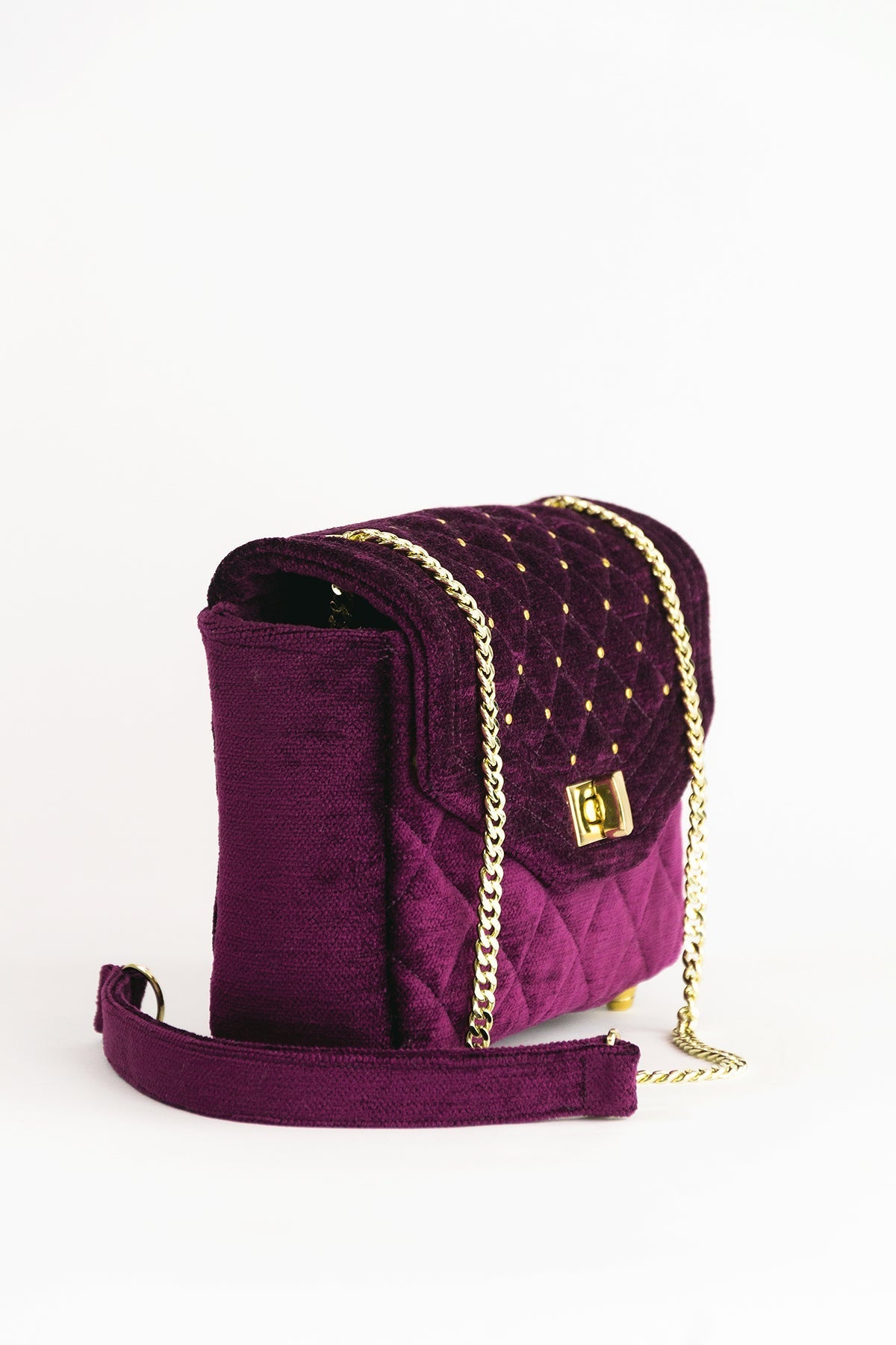 Schultertasche aus Samt "RICH IN VELVET" - lilac - Manuel Essl Design