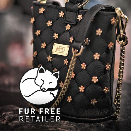 Eine Tasche mit dem Fur Free Retailer-Abzeichen